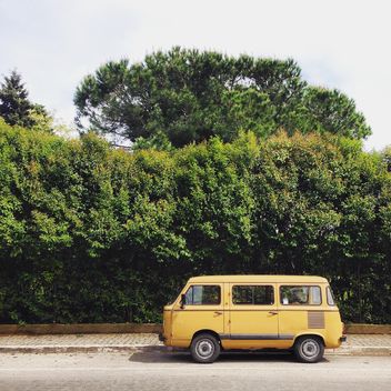 Old yellow fiat in street - Kostenloses image #332341